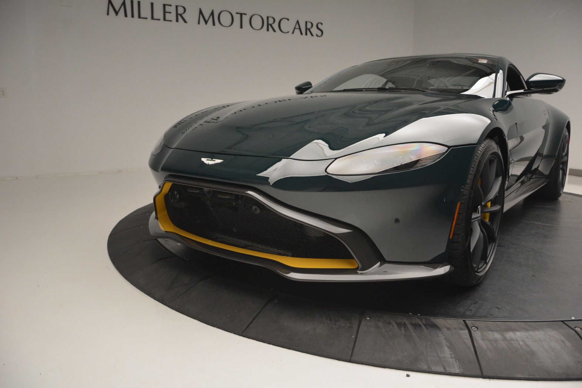 AUTOart 1/18 Aston Martin Vantage 2019 - Lime Essence/Carbon Black - Neuf