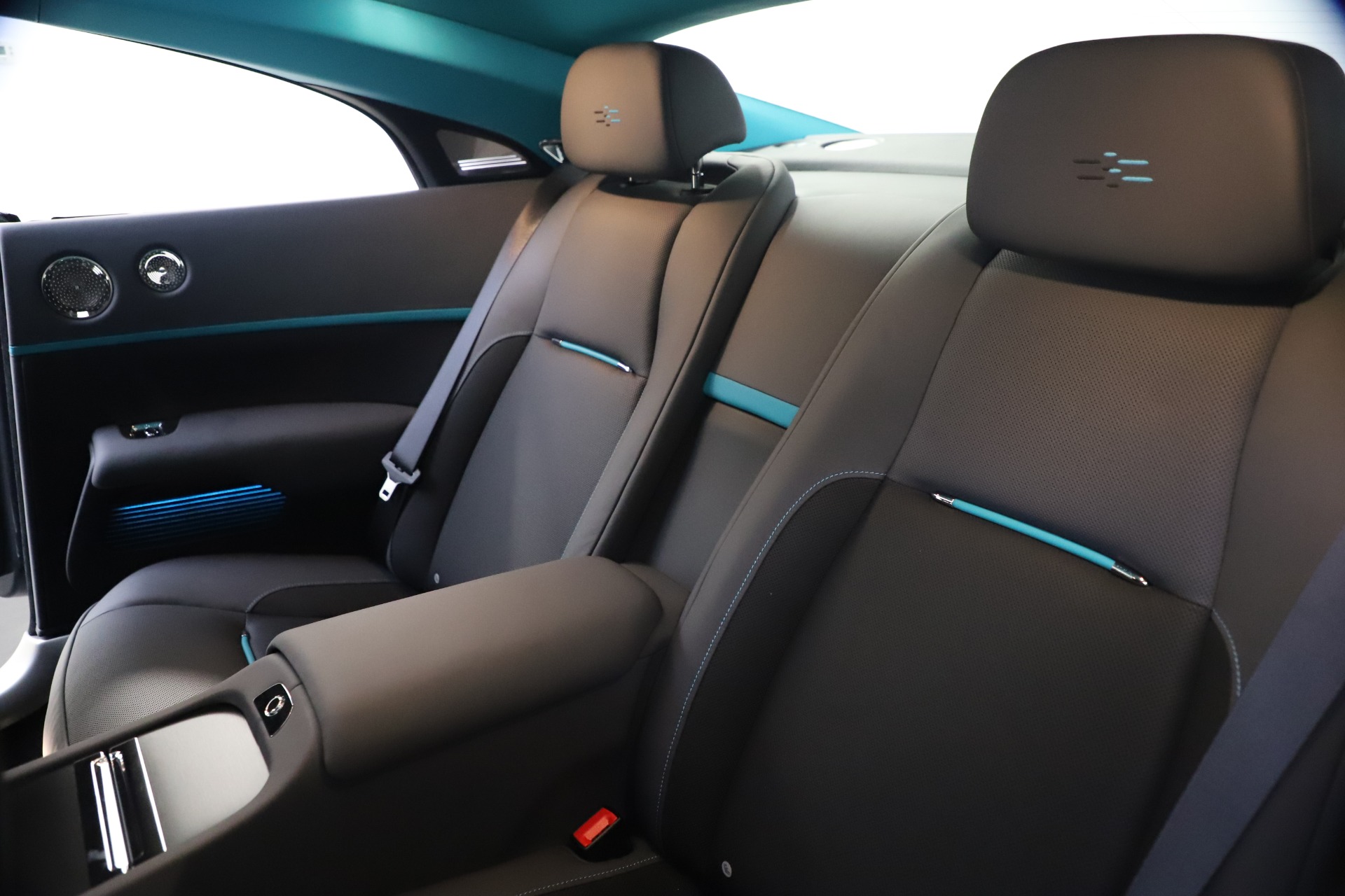 2023rollsroyceblackbadgewraithblackarrowinterior 3