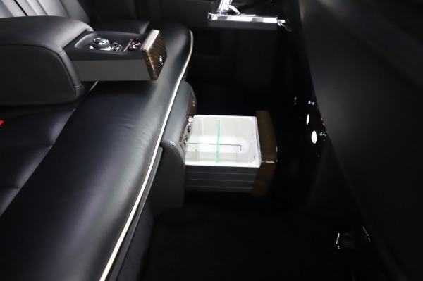 Used 2014 Rolls-Royce Phantom for sale $186,900 at Bentley Greenwich in Greenwich CT 06830 27
