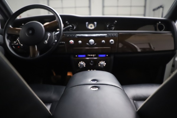 Used 2014 Rolls-Royce Phantom for sale $186,900 at Bentley Greenwich in Greenwich CT 06830 28