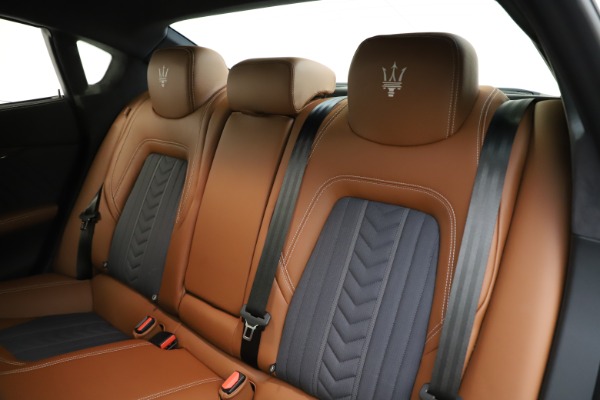 Used 2017 Maserati Quattroporte S Q4 GranLusso for sale Sold at Bentley Greenwich in Greenwich CT 06830 18