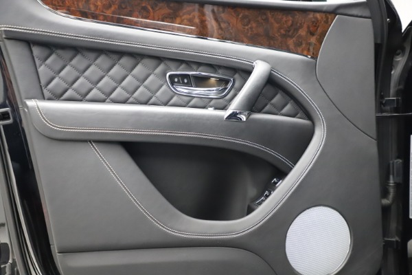 Used 2018 Bentley Bentayga W12 Signature for sale Sold at Bentley Greenwich in Greenwich CT 06830 17