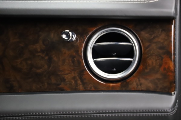 Used 2018 Bentley Bentayga W12 Signature for sale Sold at Bentley Greenwich in Greenwich CT 06830 26
