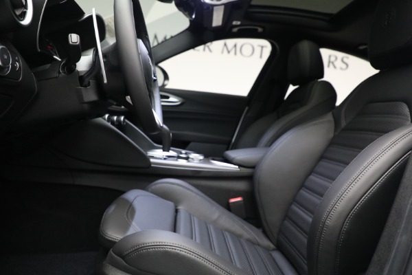 New 2022 Alfa Romeo Giulia Veloce for sale $54,985 at Bentley Greenwich in Greenwich CT 06830 14