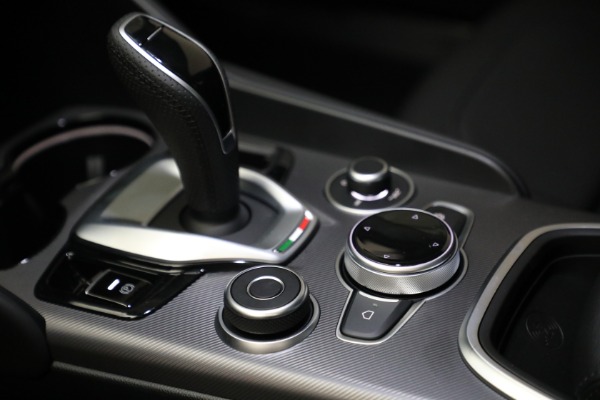 New 2022 Alfa Romeo Giulia Veloce for sale $54,985 at Bentley Greenwich in Greenwich CT 06830 17