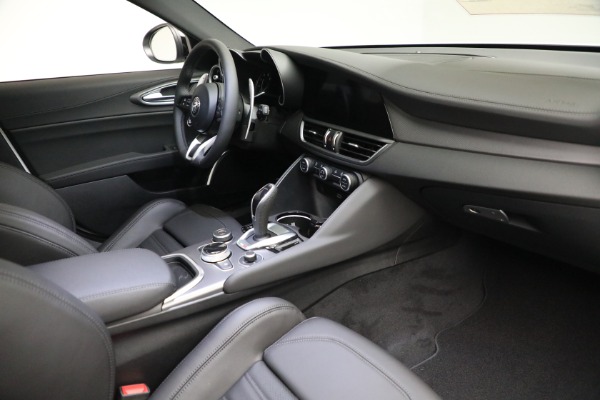 New 2022 Alfa Romeo Giulia Veloce for sale $54,985 at Bentley Greenwich in Greenwich CT 06830 22