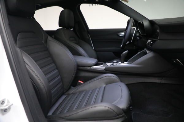 New 2022 Alfa Romeo Giulia Veloce for sale $54,985 at Bentley Greenwich in Greenwich CT 06830 23