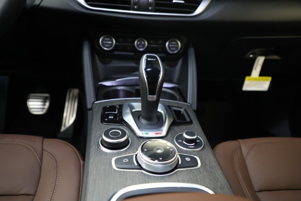 New 2022 Alfa Romeo Stelvio Ti for sale Call for price at Bentley Greenwich in Greenwich CT 06830 18
