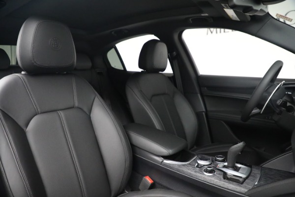 New 2022 Alfa Romeo Stelvio Sprint for sale $52,905 at Bentley Greenwich in Greenwich CT 06830 21