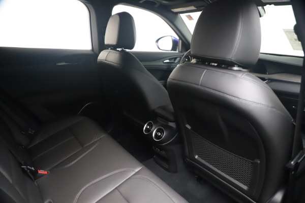 New 2022 Alfa Romeo Stelvio Ti for sale $45,900 at Bentley Greenwich in Greenwich CT 06830 26