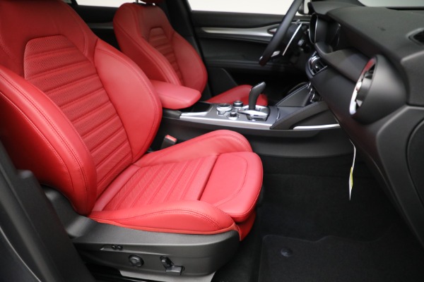 New 2022 Alfa Romeo Stelvio Veloce for sale $55,605 at Bentley Greenwich in Greenwich CT 06830 23