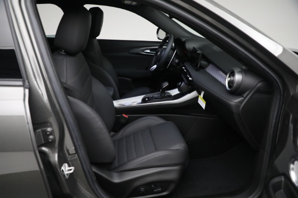 New 2024 Alfa Romeo Tonale Veloce for sale $55,300 at Bentley Greenwich in Greenwich CT 06830 25