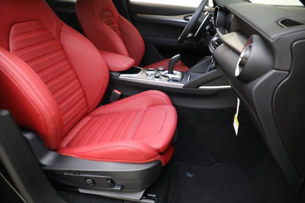 New 2023 Alfa Romeo Stelvio Veloce for sale $48,900 at Bentley Greenwich in Greenwich CT 06830 16