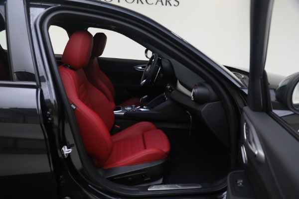 New 2024 Alfa Romeo Giulia Veloce for sale $55,350 at Bentley Greenwich in Greenwich CT 06830 25