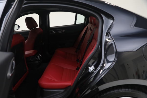 New 2024 Alfa Romeo Giulia Veloce for sale $55,350 at Bentley Greenwich in Greenwich CT 06830 27