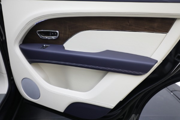 Used 2024 Bentley Bentayga EWB V8 for sale $204,900 at Bentley Greenwich in Greenwich CT 06830 28