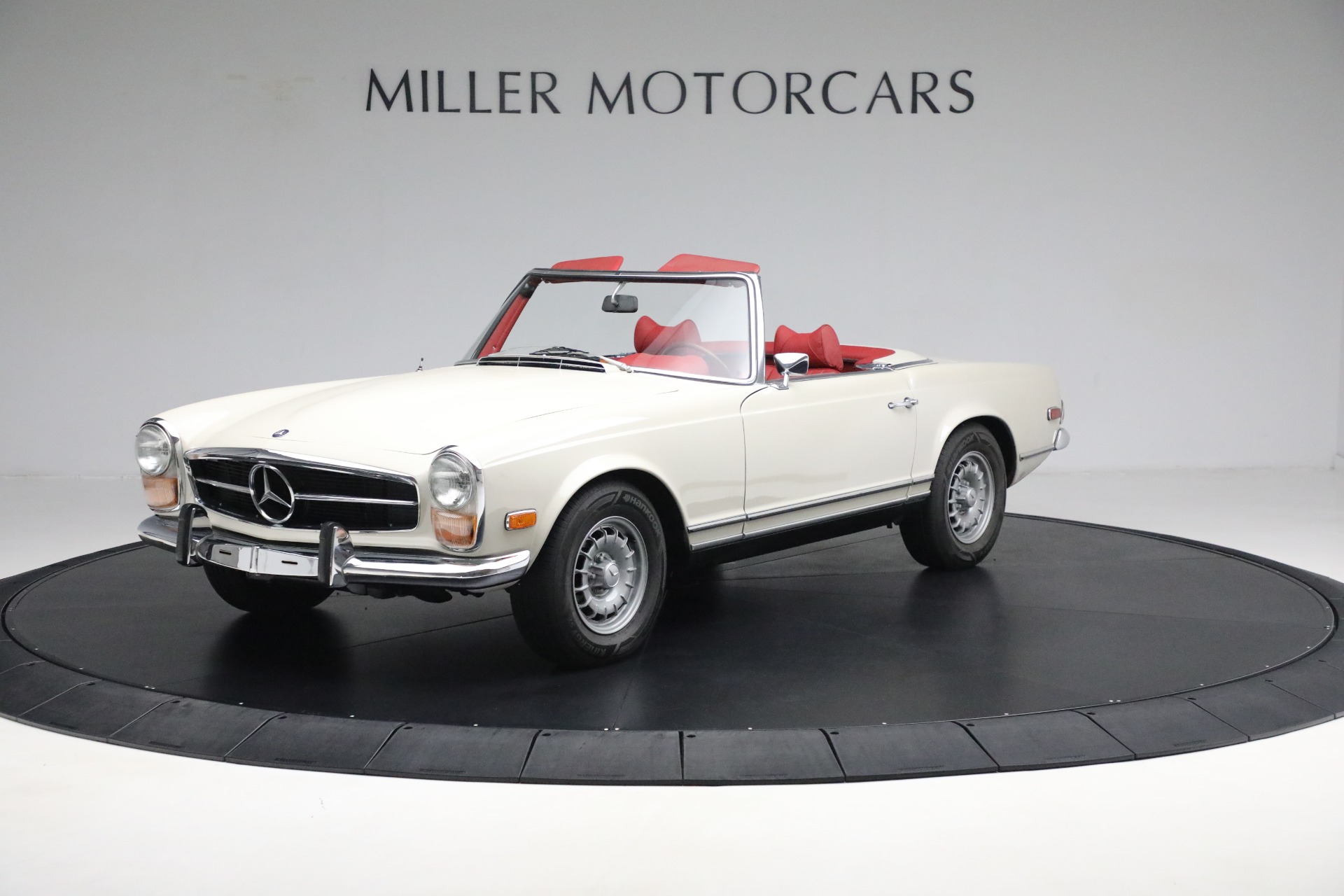 Used 1970 Mercedes-Benz 280 SL for sale Sold at Bentley Greenwich in Greenwich CT 06830 1