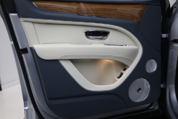 New 2025 Bentley Bentayga EWB V8 for sale $262,915 at Bentley Greenwich in Greenwich CT 06830 14
