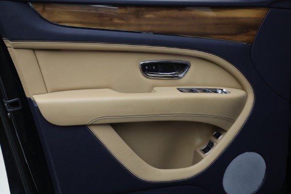 Used 2024 Bentley Bentayga EWB V8 for sale $204,900 at Bentley Greenwich in Greenwich CT 06830 17