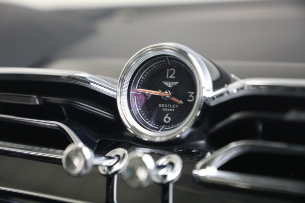 Used 2022 Bentley Bentayga V8 for sale $137,900 at Bentley Greenwich in Greenwich CT 06830 25