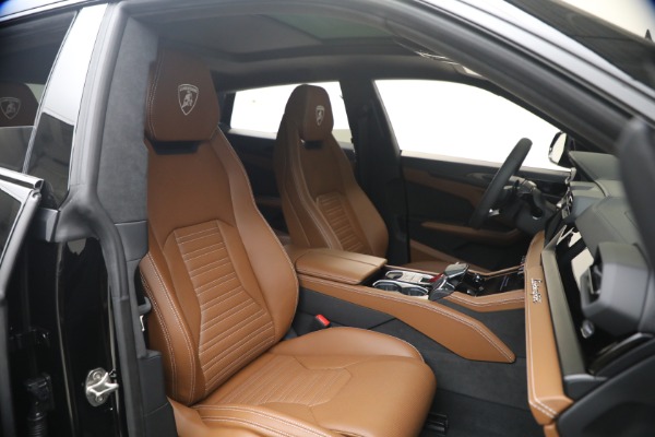 Used 2025 Lamborghini Urus SE for sale $305,900 at Bentley Greenwich in Greenwich CT 06830 20