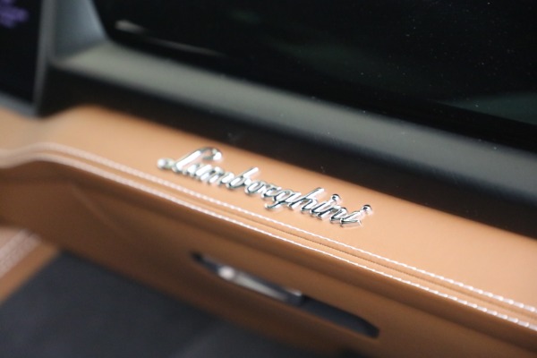 Used 2025 Lamborghini Urus SE for sale $305,900 at Bentley Greenwich in Greenwich CT 06830 28