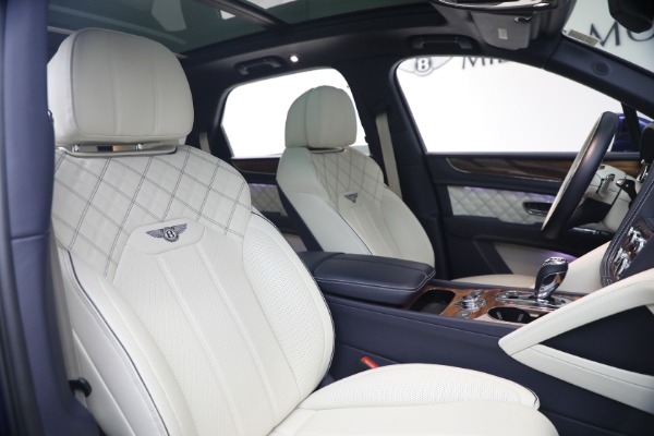 Used 2022 Bentley Bentayga V8 for sale $129,900 at Bentley Greenwich in Greenwich CT 06830 24