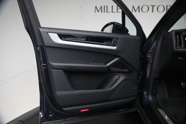 Used 2024 Porsche Cayenne S for sale $79,900 at Bentley Greenwich in Greenwich CT 06830 28