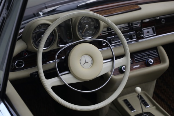 Used 1971 Mercedes-Benz 280SE 3.5 Cabriolet for sale $475,000 at Bentley Greenwich in Greenwich CT 06830 23