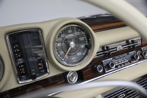 Used 1971 Mercedes-Benz 280SE 3.5 Cabriolet for sale $475,000 at Bentley Greenwich in Greenwich CT 06830 26