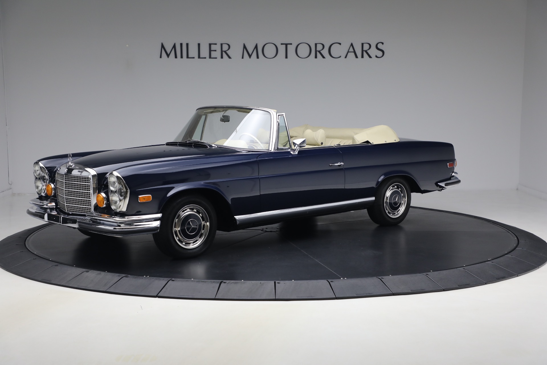 Used 1971 Mercedes-Benz 280SE 3.5 Cabriolet for sale $475,000 at Bentley Greenwich in Greenwich CT 06830 1